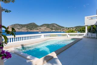 Xalet a Es Camp de Mar. Lujosa villa con piscina y espectaculares vistas al mar en c