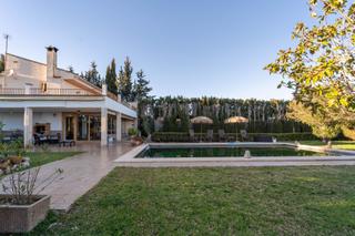 Mas à Centro. Precioso chalet rústico con pista de tenis, piscina y área depor