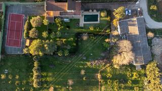 Country house in Centro. Precioso chalet rústico con pista de tenis, piscina y área depor