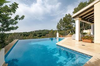 Xalet  Carrer lluna /port.nous. Encantadora villa mediterrnea con vistas al golf y al mar en be