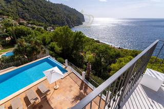 Xalet a Es Camp de Mar. Hermosa villa con vista al mar y piscina en camp de mar  con lic