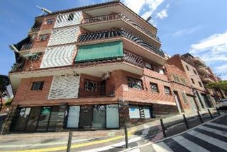 Lloguer Local Comercial  Carrer de mossèn camil rosell. Local en santa coloma de gramenet