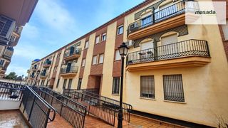 Appartamento in Calle de las islas azores 1. Acogedora vivienda amueblada, con patio y cochera incluida en el