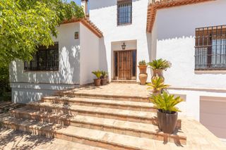 Chalet à Calle de la tórtola 22. Espectacular villa andaluza en el ventorrillo