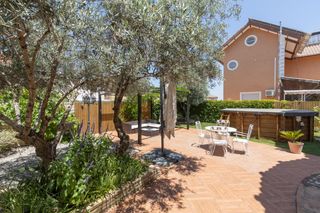 Chalet en Calle de la tórtola 22. Espectacular villa andaluza en el ventorrillo