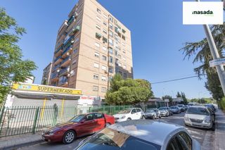 Piso en Calle alejandro dumas 7. Atractivo piso en granada  ideal para familias e inversores