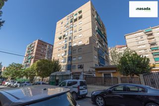 Pis a Calle alejandro dumas 7. Atractivo piso en granada  ideal para familias e inversores