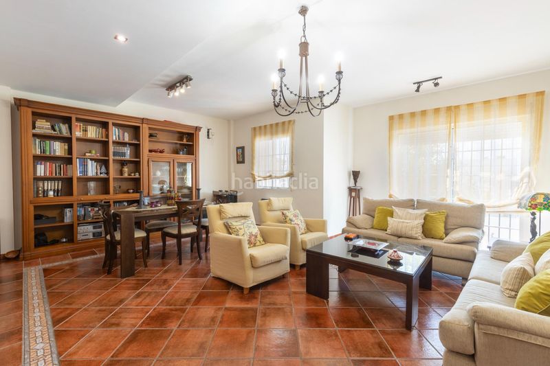 Foto 71e10360-5974-4271-8fa5-7a74333d3997. Casa adossada a calle calle níspero 5 a Cájar