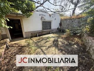 Finca rústica  Arenales. Preciosa bodega con terreno de 1467m2 en la zona de bodegas de v