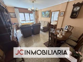 Pis  Villanueva. Estupendo piso con plaza de garaje en el barrio de las delicias.