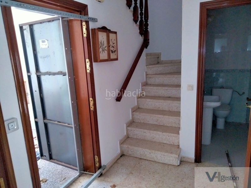 Foto 6070a4f0-530f-44bc-9586-fb83dbae704e. Casa adossada a colores - entreparques Sevilla