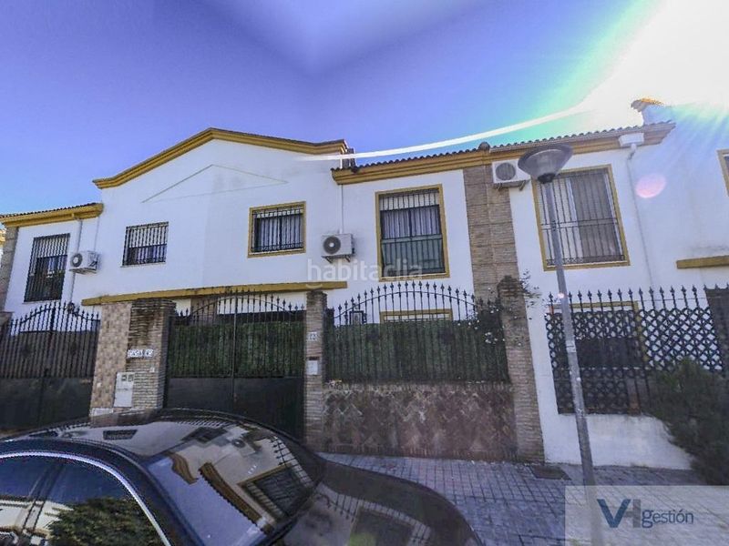 Foto f3faae36-f9ee-420f-a87f-5492f2360b4f. Casa adossada a colores - entreparques Sevilla