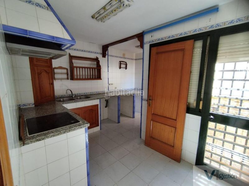 Foto f49cbca8-f96f-453e-a21d-0ee2105c53f7. Casa adossada a colores - entreparques Sevilla