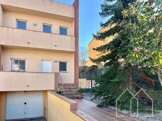 Casa  Països catalans. Casa pareada reformada en cades de malavella
