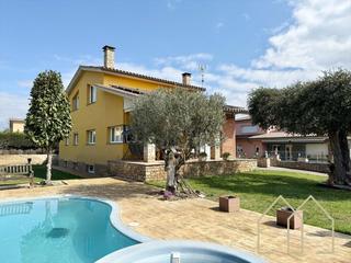 Casa  De les moreres. Amplia torre unifamiliar en venta en sant julià de vilatorta