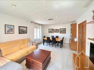 Semi detached house  Nou de sant antoni. Casa esquinera con gran terraza