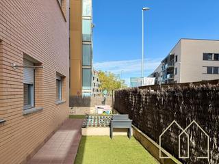 Appartement à Eixample Sud-Migdia. Planta baja con jardín en girona