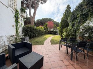 Pis a Los Pinos-Politur. Planta baja con jardín en platja daro