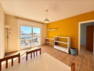 Àtic a Tueda. Piso muy luminoso a reformar en pleno centro de sant feliu de gu