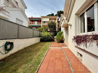 Casa adosada  Pep ventura. Casa adosada con jardin en playa de aro