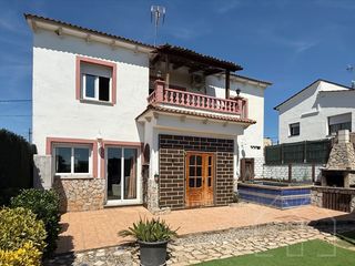Casa a Sils. Casa unifamiliar con piscina