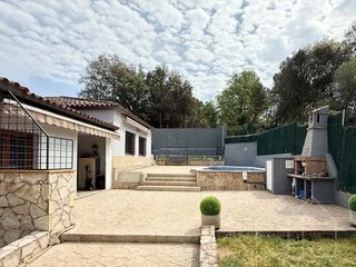 Casa a Quart. Casa unifamiliar con piscina