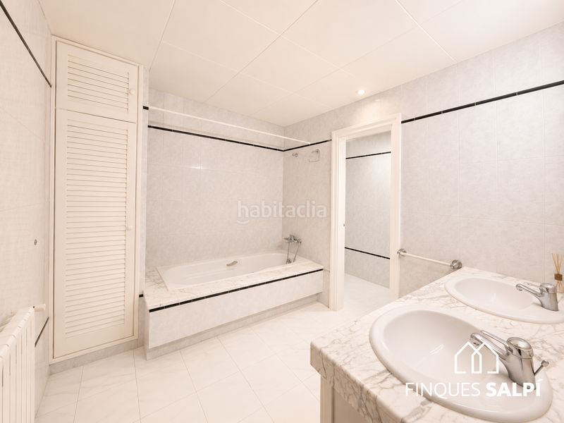 Foto 18212c26-a86f-469c-8e41-8637d8ffc1d7. Casa adossada amb calefacció a Jonquera (La)