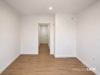 Pis  Mar. Piso de tres habitaciones en núcleo antiguo escala