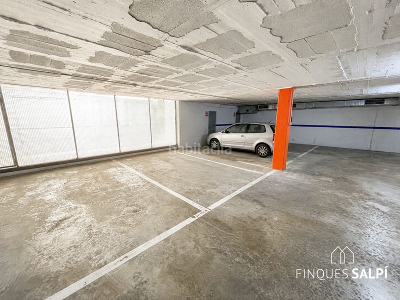 Foto cd9f0cee-50bc-4665-9a1b-08476726a346. Aparcament cotxe a Eixample Sud-Migdia Girona