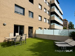 Flat  Pla de salt. Planta baja seminueva con 3 terrazas, parking y piscina comunita