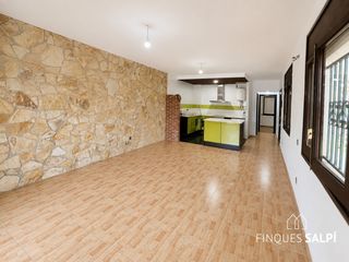 Apartament  Pujada al puig rom. Apartamento con terraza, parking y licencia turística en puigrom