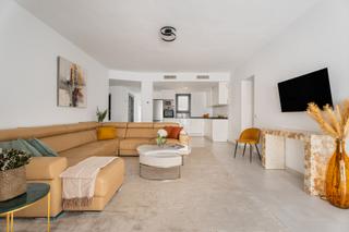 Apartament a Puerto Banús. Amplio apartamento de 3 dormitorios con salón de planta abierta