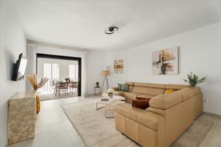 Appartement à Puerto Banús. Amplio apartamento de 3 dormitorios con salón de planta abierta