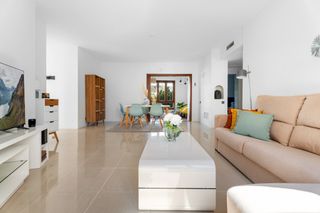 Appartement in Puerto Banús. Precioso apartamento de 23 dormitorios completamente renovado en