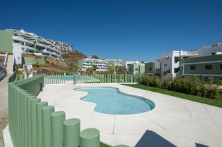 Rez-de-chaussée à La Cala Mijas. Elegante apartamento de esquina en planta baja con amplio jardín