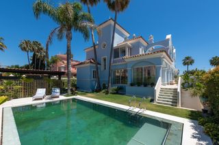 Casa  Pepina sur. Exclusiva villa de lujo en primera línea de playa, puerto banús,