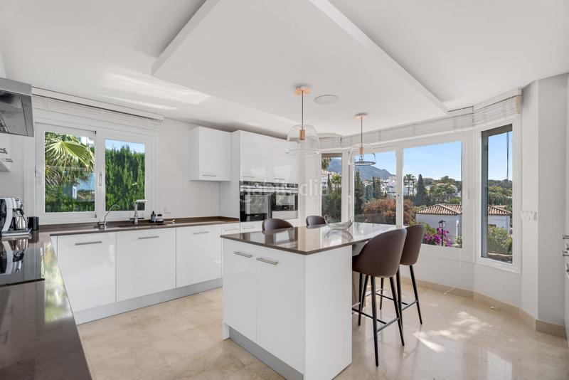 Foto 38dbe51f-2460-4fc9-9887-582372fcd427. Casa con riscaldamento parcheggio piscina in Nueva Andalucía centro Marbella