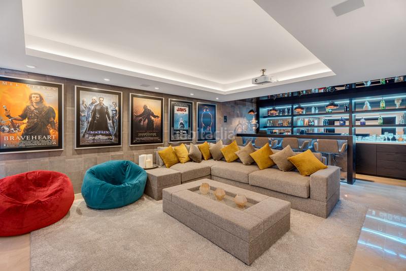 Foto 60233b53-8a6a-4593-93fb-5f9c6a35855e. Casa con riscaldamento parcheggio piscina in Nueva Andalucía centro Marbella