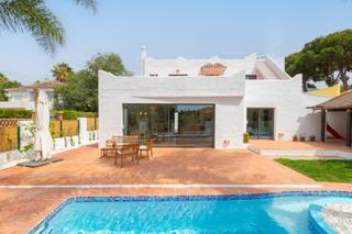 House in Nagüeles Alto. Villa de estilo rústico en nageles