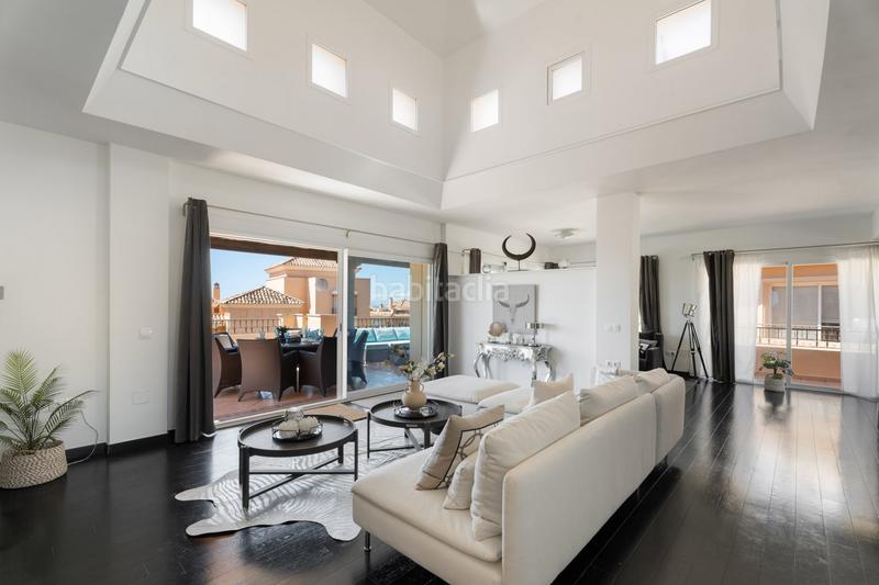 Foto 2389d5da-f2f5-49a2-aae4-289ec617bfee. Attique avec parking piscine dans Santa María Marbella