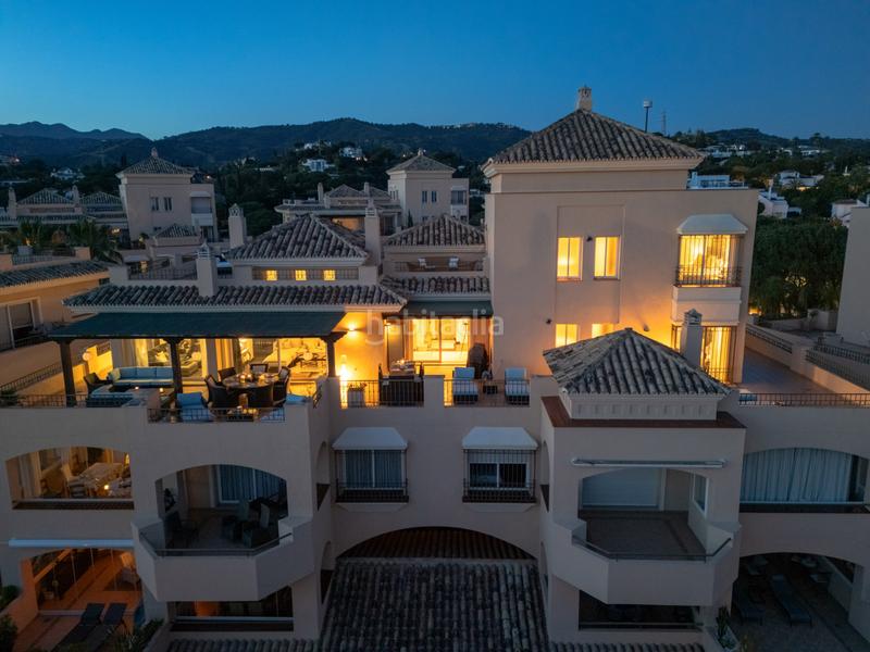 Foto a4eabbbd-d1e0-4236-9aa2-02c4a7ae7a80. Attique avec parking piscine dans Santa María Marbella