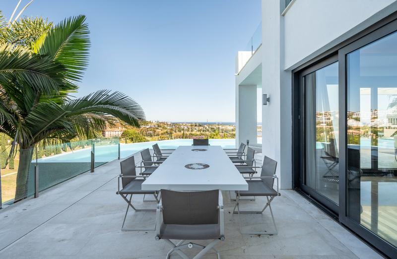Foto f84f9d82-e215-4a01-b28a-f40e7f6670bb. Casa villa de lujo en primera línea de golf en Los Flamingos, con vistas panorámicas. en Benahavís