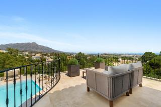 Casa a La Quinta. Villa mediterránea de 7 dormitorios con vistas al mar en benahav
