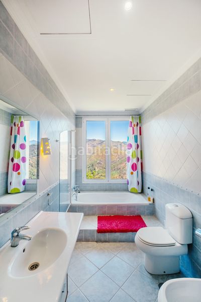 Foto d0cfce2c-c8f8-4360-aa75-a7a5f0f386a8. Casa amb aparcament piscina a altos de Estepona Estepona