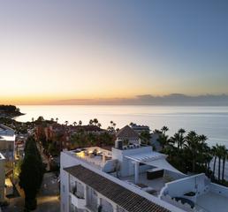 Attique à Zona de Punta Plata. 7 exclusivos áticos en primera línea de playa  viva estepona en