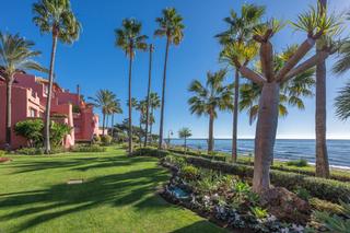 Rez-de-chaussée à Guadalmansa. Primer line beach  ground floor  sea view  estepona