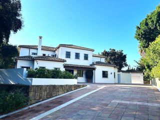 Maison à Sotogrande Alto. Hermosa villa independiente, con muchas características tradicio