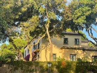 Casa en Sotogrande Alto. Hermosa villa independiente, con muchas características tradicio