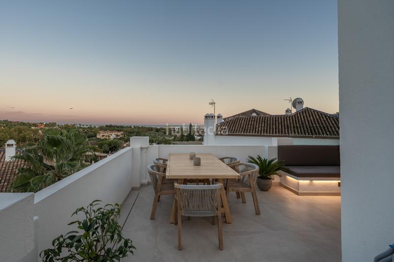 Foto 201ee20a-a5df-4416-84df-feba603340fc. Attico con parcheggio piscina in Nueva Andalucía centro Marbella
