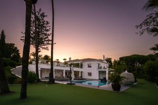 Casa en Nueva Atalaya. Excepcional finca tipo villa en atalaya, estepona este